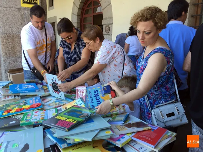 Foto 3 - Cientos de lectores se citan en el recuperado Mercadillo de Libros Olvidados de la Biblioteca