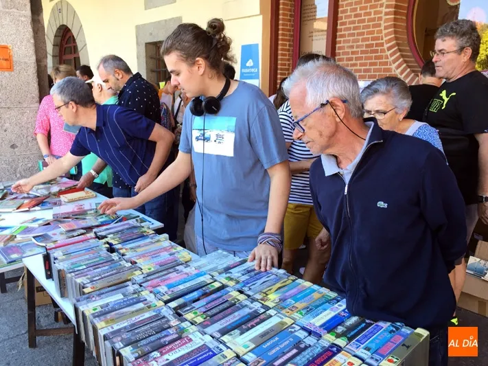 Foto 2 - Cientos de lectores se citan en el recuperado Mercadillo de Libros Olvidados de la Biblioteca