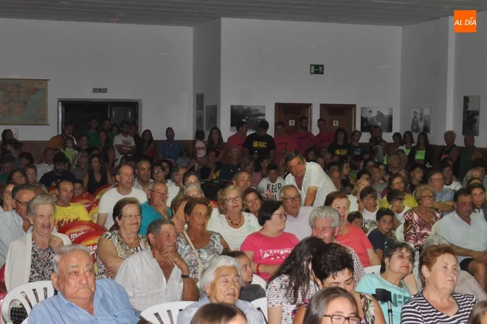 Foto 10 - Preg&oacute;n, chupinazo y a bailar en el arranque de las fiestas de Almenara de Tormes