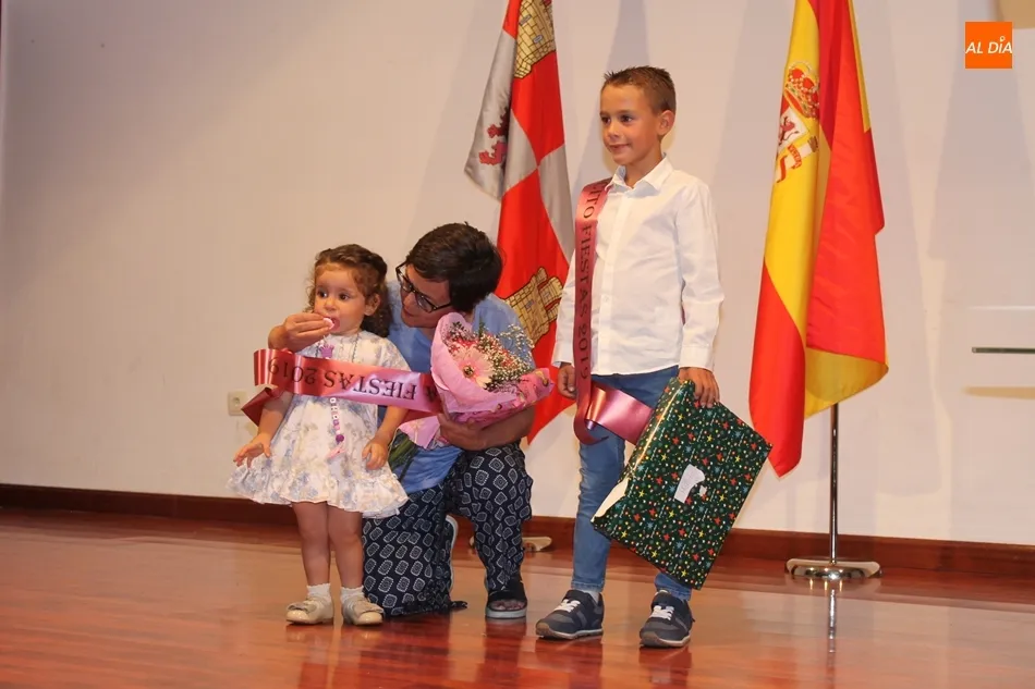 Foto 6 - Preg&oacute;n, chupinazo y a bailar en el arranque de las fiestas de Almenara de Tormes