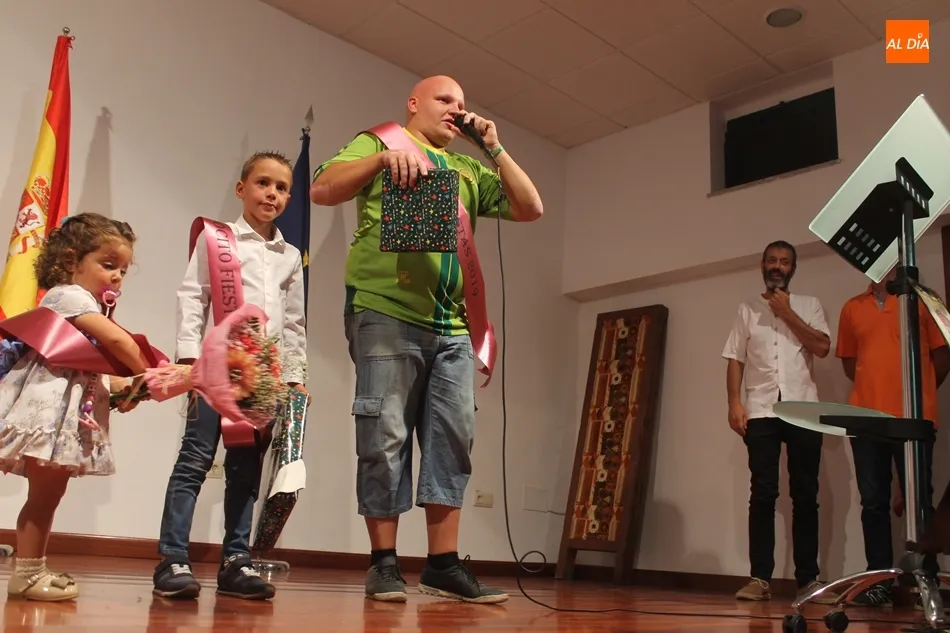 Foto 4 - Preg&oacute;n, chupinazo y a bailar en el arranque de las fiestas de Almenara de Tormes