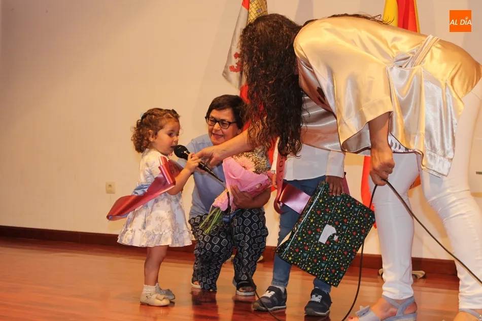 Foto 5 - Preg&oacute;n, chupinazo y a bailar en el arranque de las fiestas de Almenara de Tormes