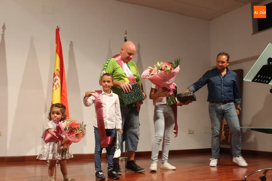 Foto 3 - Preg&oacute;n, chupinazo y a bailar en el arranque de las fiestas de Almenara de Tormes