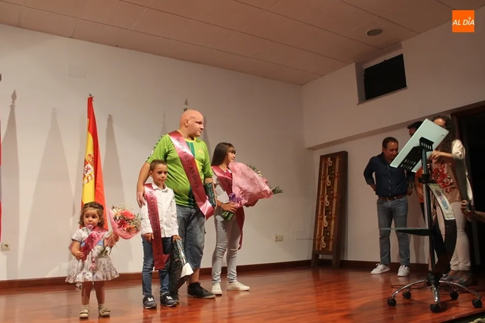 Foto 2 - Preg&oacute;n, chupinazo y a bailar en el arranque de las fiestas de Almenara de Tormes
