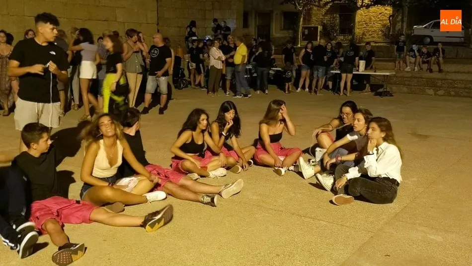 Foto 11 - Las Pe&ntilde;as de La Fregeneda disfrutan en su gran noche de las Fiestas de Verano