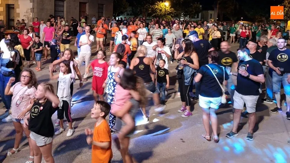 Foto 6 - Las Pe&ntilde;as de La Fregeneda disfrutan en su gran noche de las Fiestas de Verano