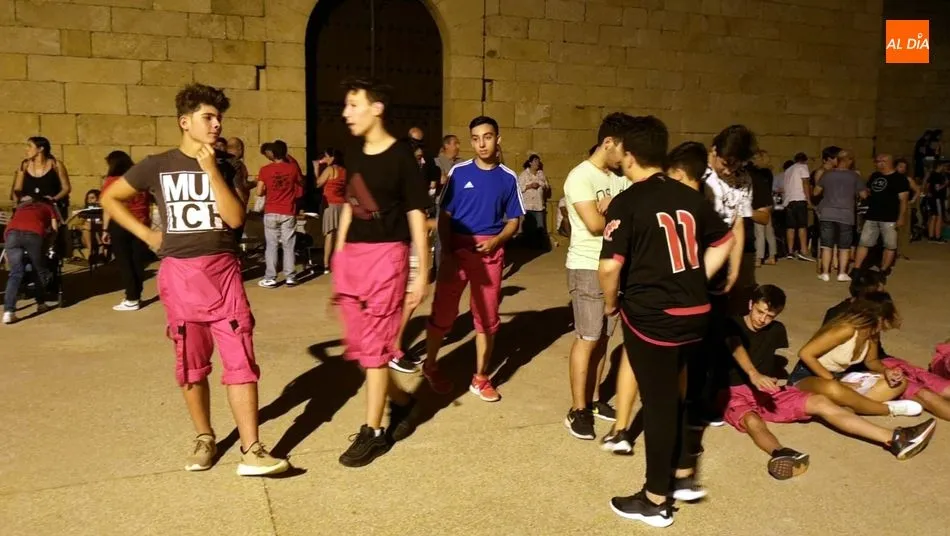 Foto 9 - Las Pe&ntilde;as de La Fregeneda disfrutan en su gran noche de las Fiestas de Verano