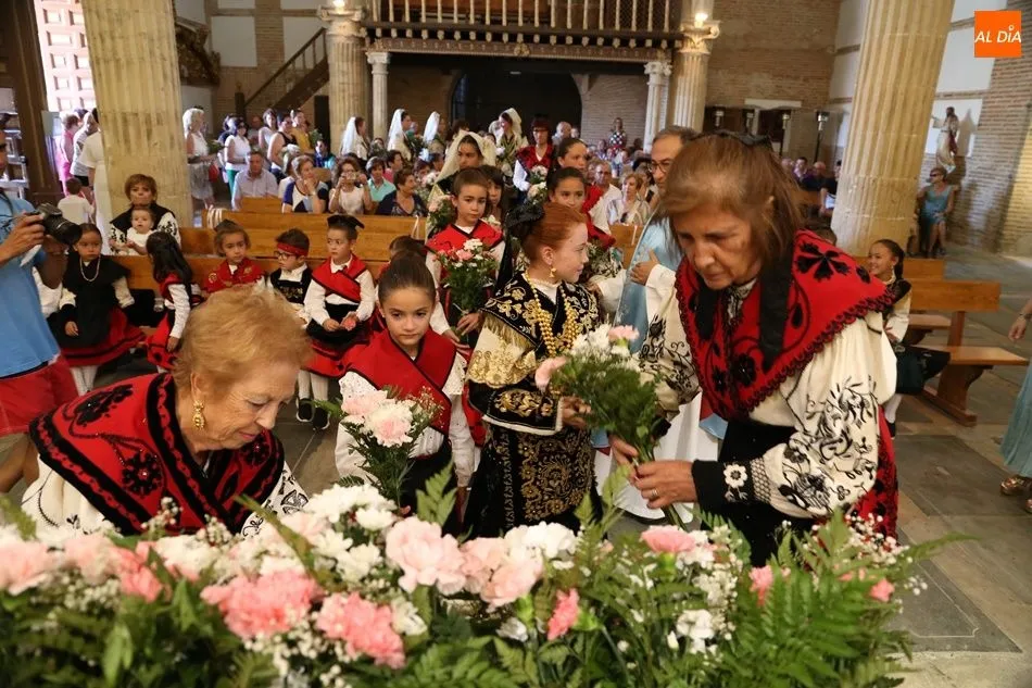 Dos mujeres colocan los ramos | Víctor Sánchez