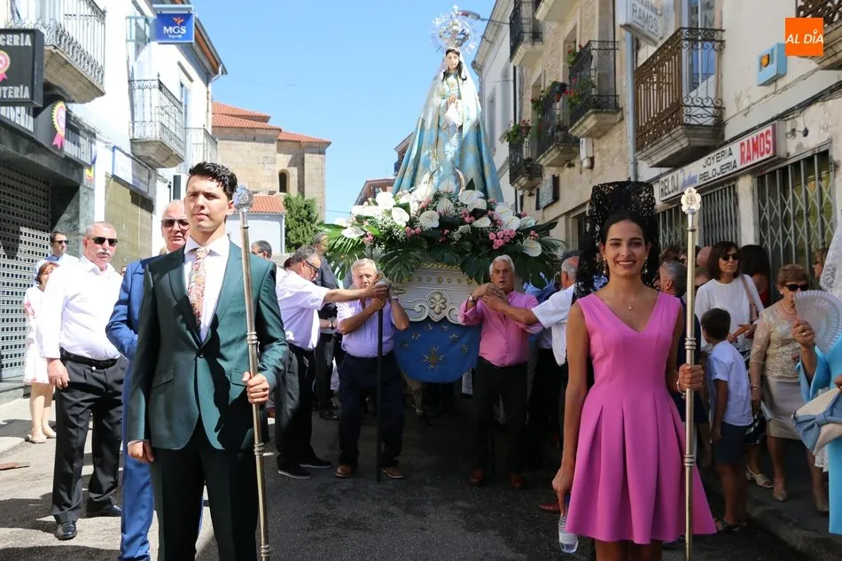 Los hermanos María José y Ricardo Medina Hernández guiaron a Nuestra Señora en la procesión