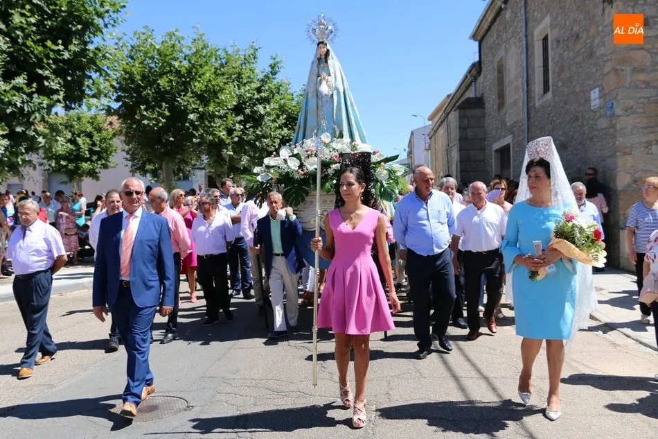 Foto 3 - Mar&iacute;a Jos&eacute; y Ricardo Medina Hern&aacute;ndez&nbsp;gu&iacute;an a la Virgen del Socorro hasta su ermita en...