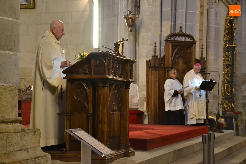 Foto 11 - Jos&eacute; S&aacute;nchez preside la concurrid&iacute;sima Misa Estacional en el d&iacute;a grande de la Catedral  