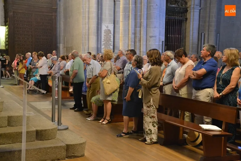 Foto 10 - Jos&eacute; S&aacute;nchez preside la concurrid&iacute;sima Misa Estacional en el d&iacute;a grande de la Catedral  
