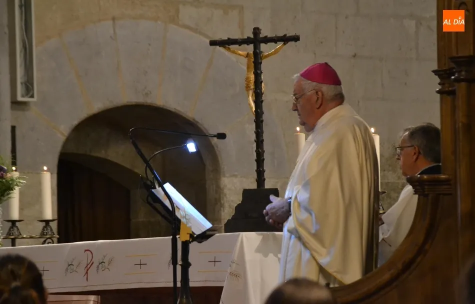 Foto 4 - Jos&eacute; S&aacute;nchez preside la concurrid&iacute;sima Misa Estacional en el d&iacute;a grande de la Catedral  