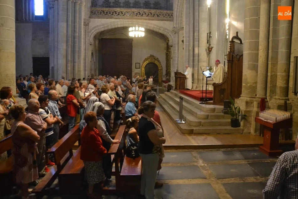 Foto 3 - Jos&eacute; S&aacute;nchez preside la concurrid&iacute;sima Misa Estacional en el d&iacute;a grande de la Catedral  