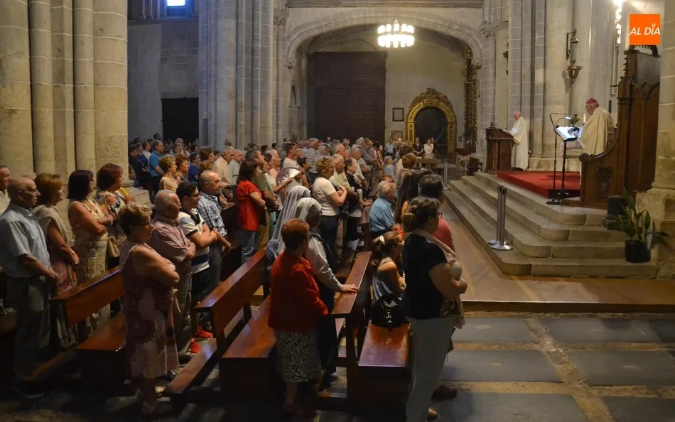Foto 2 - Jos&eacute; S&aacute;nchez preside la concurrid&iacute;sima Misa Estacional en el d&iacute;a grande de la Catedral  