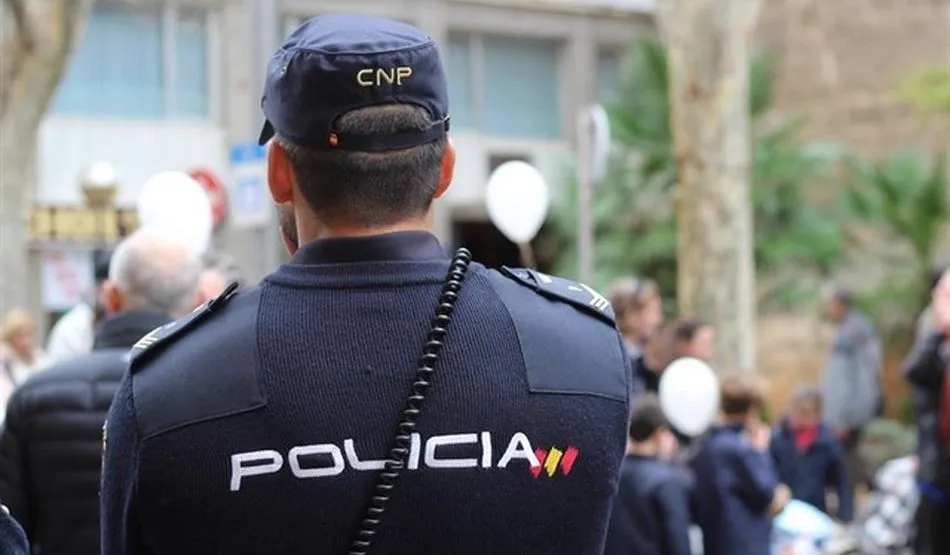 Un policía salmantino de vacaciones en Benidorm interviene en la detención de un varón que...