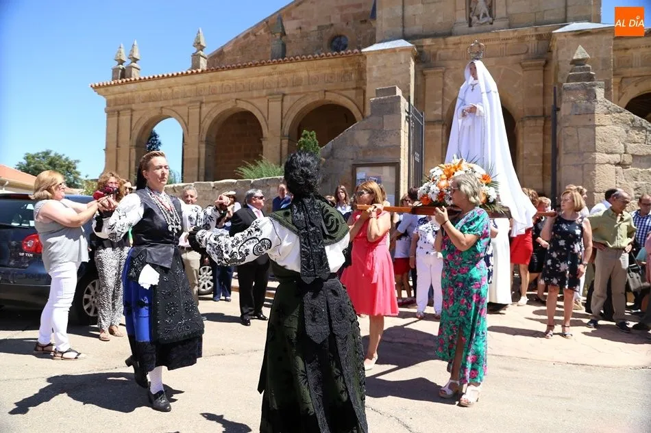 Dos charras bailan al principio de la procesión