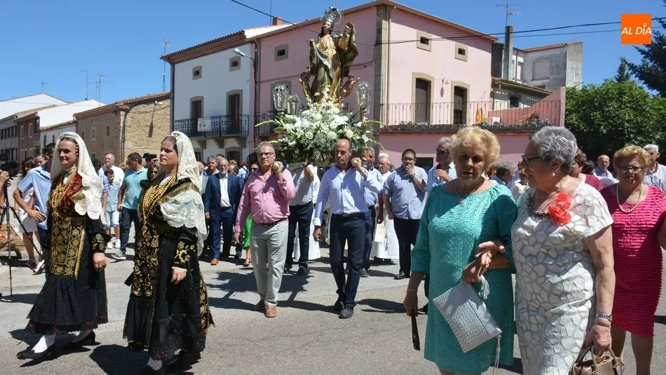 Foto 5 - Los lumbralenses celebran la fiesta en honor de su Patrona, la Virgen de la Asunci&oacute;n