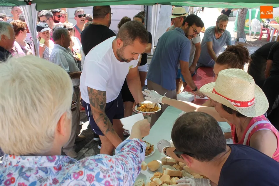 Foto 7 - La paella popular re&uacute;ne a m&aacute;s de 400 comensales en Almenara de Tormes&nbsp;