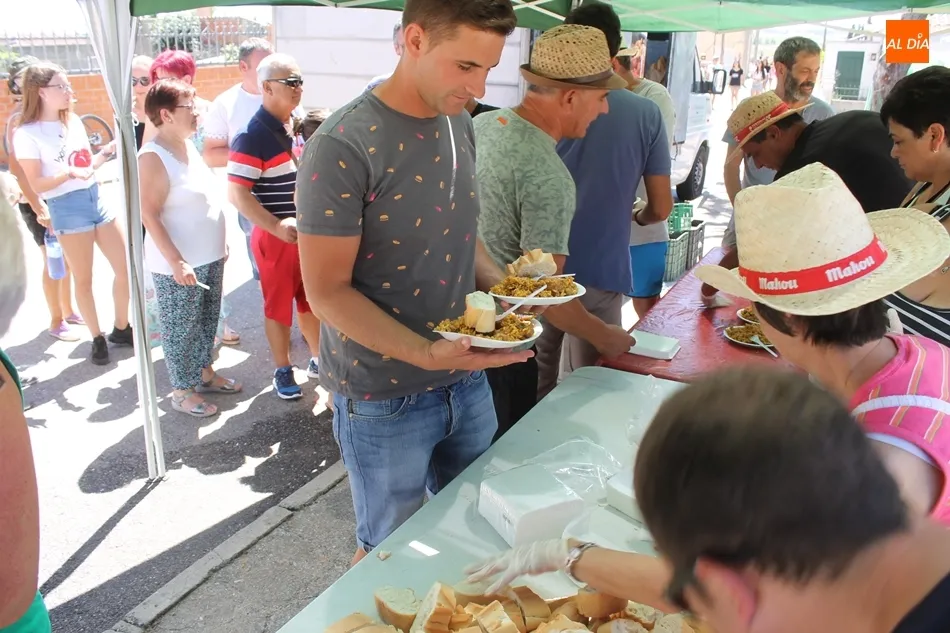 Foto 5 - La paella popular re&uacute;ne a m&aacute;s de 400 comensales en Almenara de Tormes&nbsp;