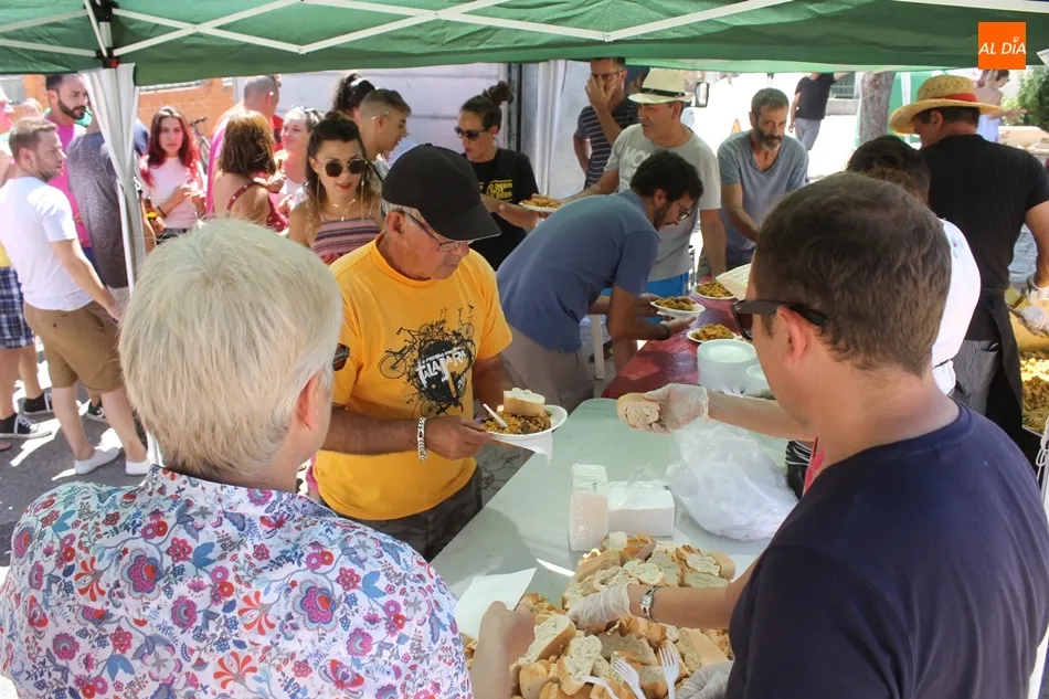 Foto 8 - La paella popular re&uacute;ne a m&aacute;s de 400 comensales en Almenara de Tormes&nbsp;