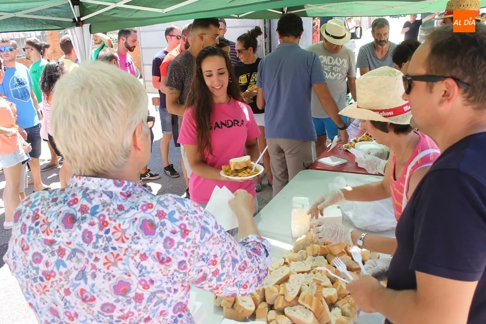 Foto 6 - La paella popular re&uacute;ne a m&aacute;s de 400 comensales en Almenara de Tormes&nbsp;