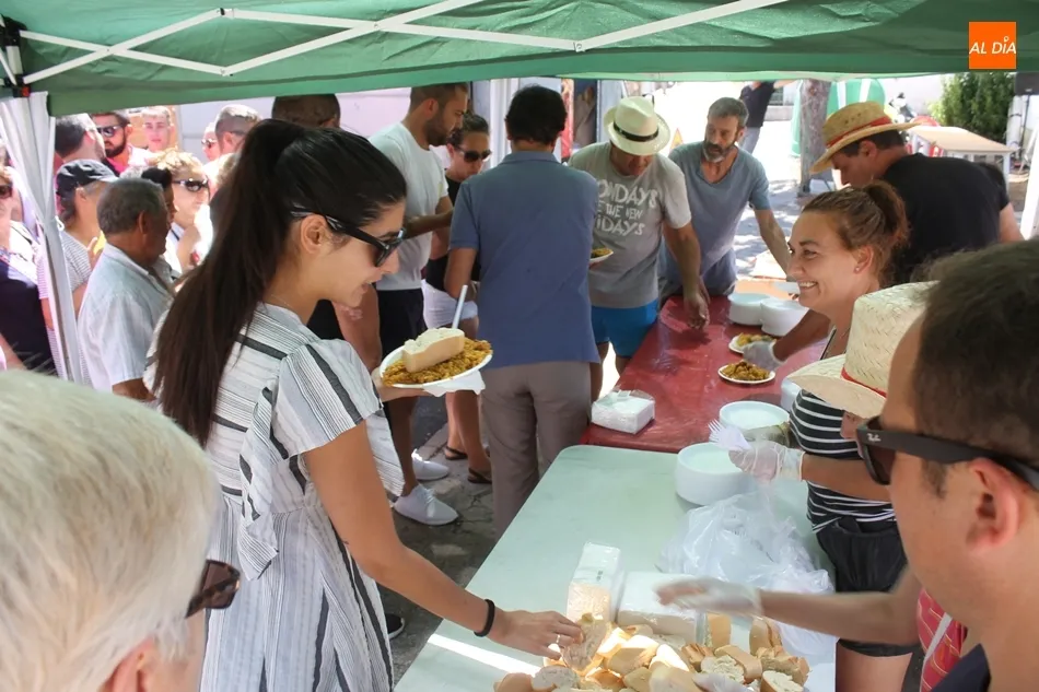 Foto 9 - La paella popular re&uacute;ne a m&aacute;s de 400 comensales en Almenara de Tormes&nbsp;