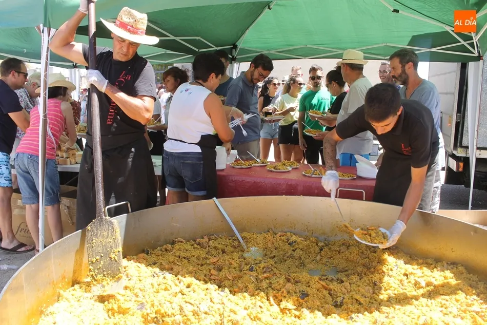 Foto 2 - La paella popular re&uacute;ne a m&aacute;s de 400 comensales en Almenara de Tormes&nbsp;