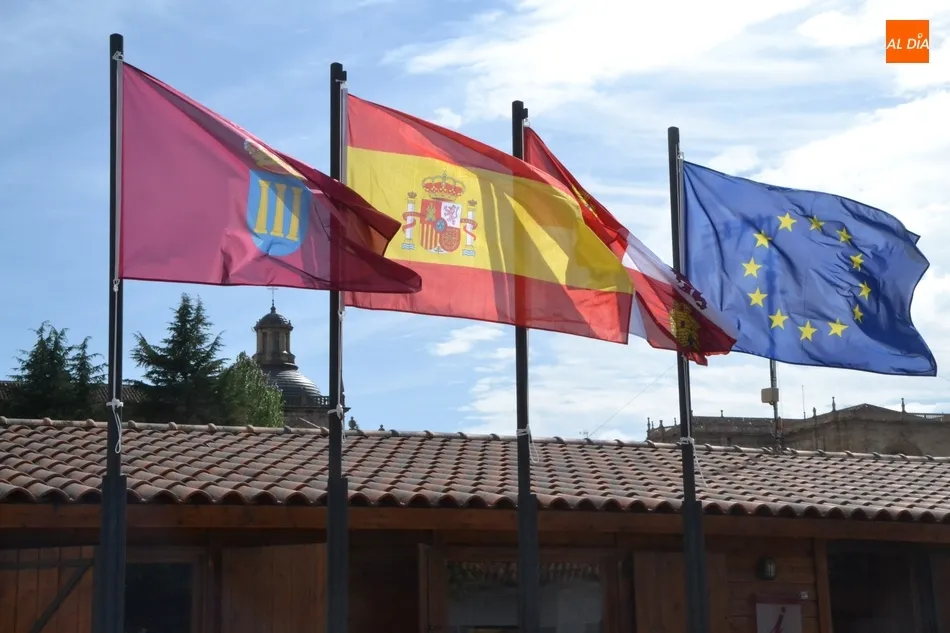 Foto 3 - El Centro Receptor de Visitantes incorpora banderas en su exterior  