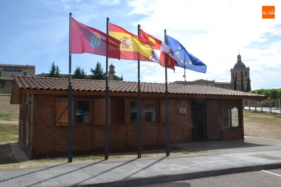 Foto 2 - El Centro Receptor de Visitantes incorpora banderas en su exterior  