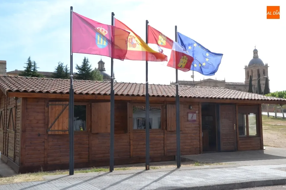 El Centro Receptor de Visitantes incorpora banderas en su exterior  