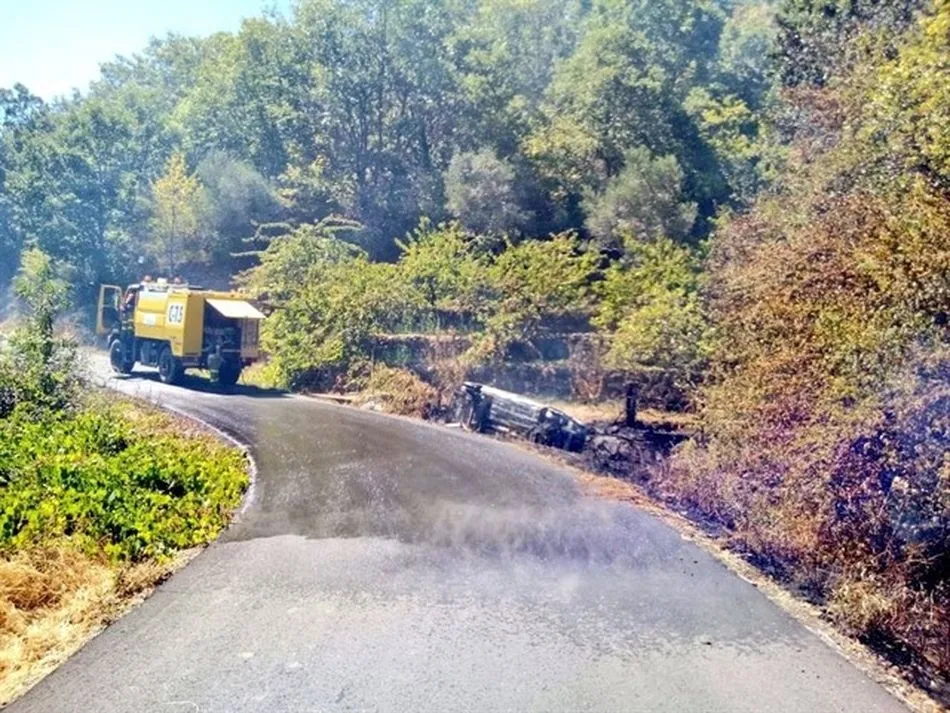 Foto 2 - Sofocado un fuego en Las Casas del Conde provocado por un turismo que ardi&oacute; tras volcar