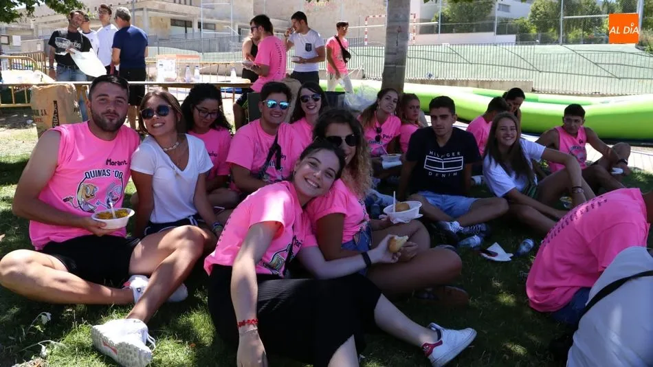 Vecinos de todas las edades han degustado la paella solidaria de Villamayor. Foto: Víctor Sánchez