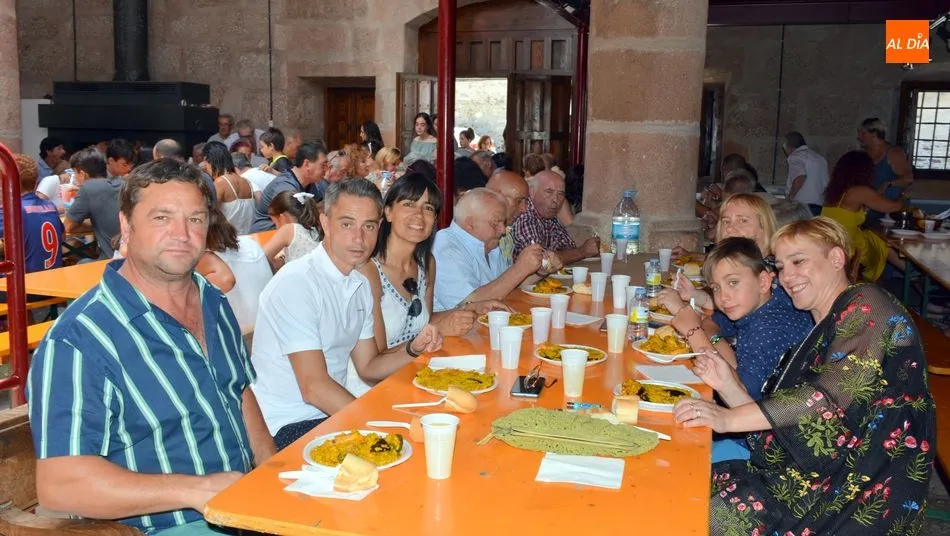 Los vecinos degustaron la exquisita paella en la casa de cultura / E. Corredera