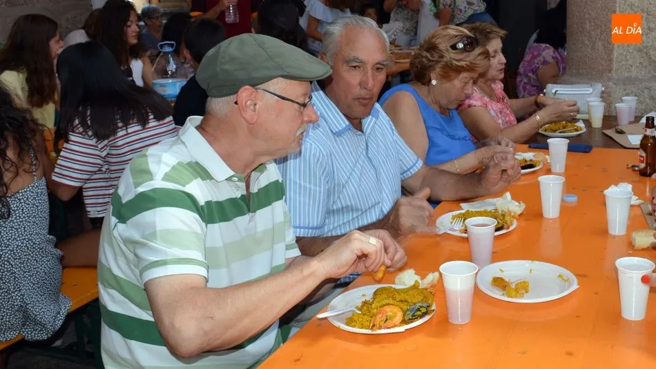 Foto 10 - Una gran paella re&uacute;ne a los vecinos en San Felices de los Gallegos el d&iacute;a de la Virgen