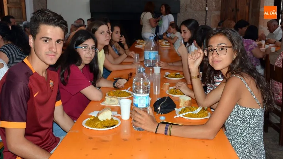 Foto 7 - Una gran paella re&uacute;ne a los vecinos en San Felices de los Gallegos el d&iacute;a de la Virgen