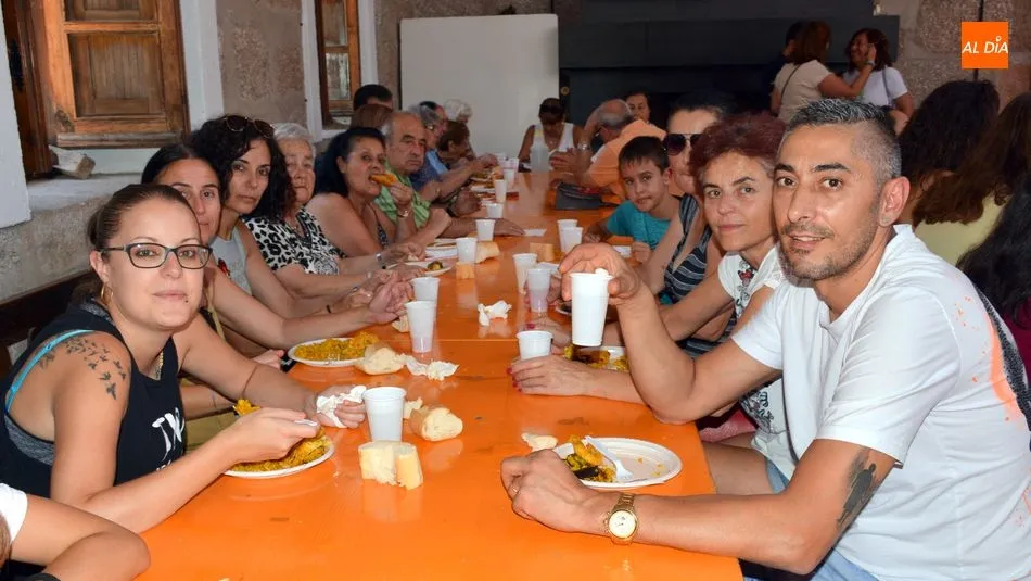 Foto 6 - Una gran paella re&uacute;ne a los vecinos en San Felices de los Gallegos el d&iacute;a de la Virgen