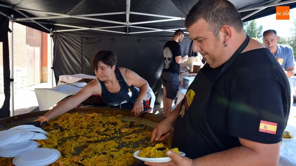 Foto 5 - Una gran paella re&uacute;ne a los vecinos en San Felices de los Gallegos el d&iacute;a de la Virgen