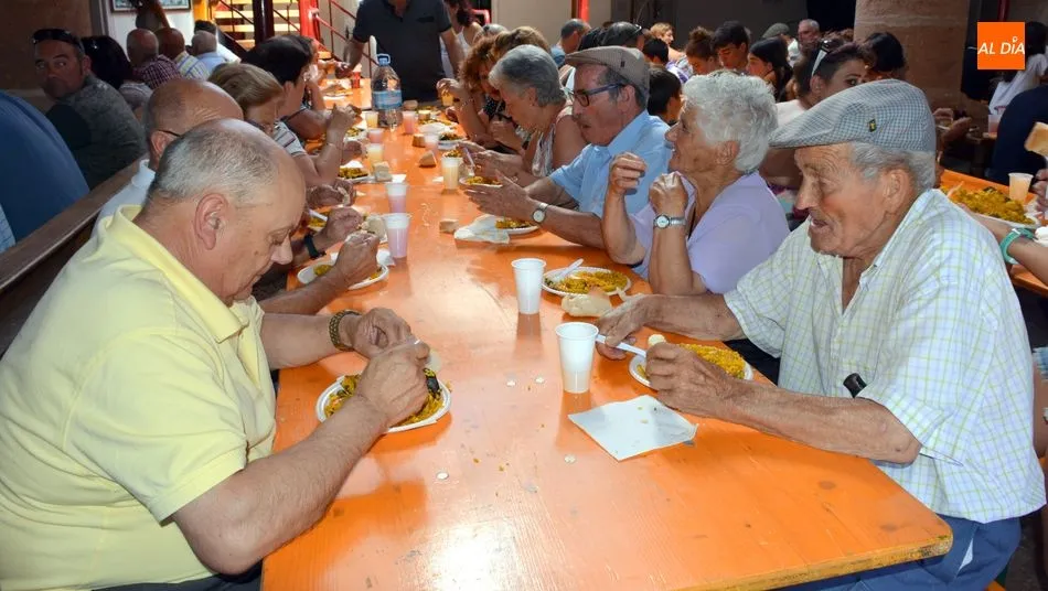 Foto 3 - Una gran paella re&uacute;ne a los vecinos en San Felices de los Gallegos el d&iacute;a de la Virgen