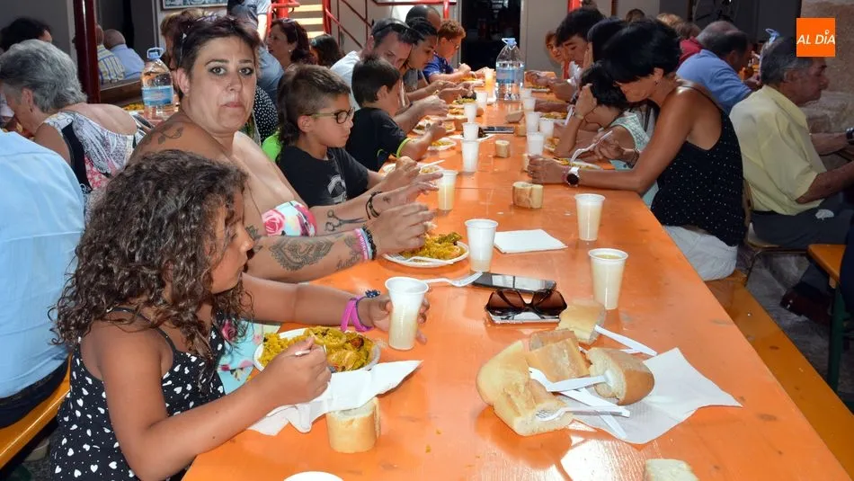 Foto 8 - Una gran paella re&uacute;ne a los vecinos en San Felices de los Gallegos el d&iacute;a de la Virgen