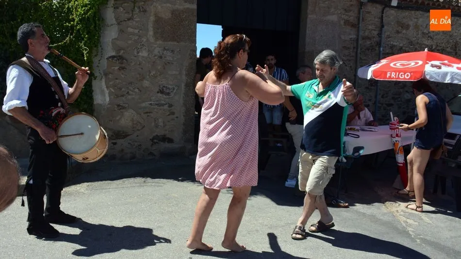 Foto 2 - Una gran paella re&uacute;ne a los vecinos en San Felices de los Gallegos el d&iacute;a de la Virgen