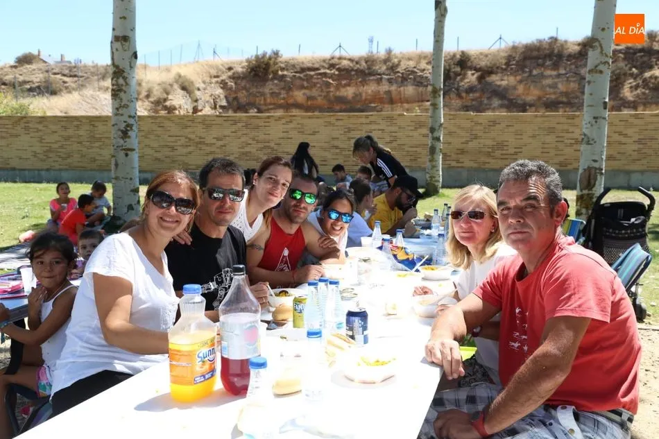Foto 9 - Los vecinos de Villamayor despiden las fiestas con una gran paella solidaria