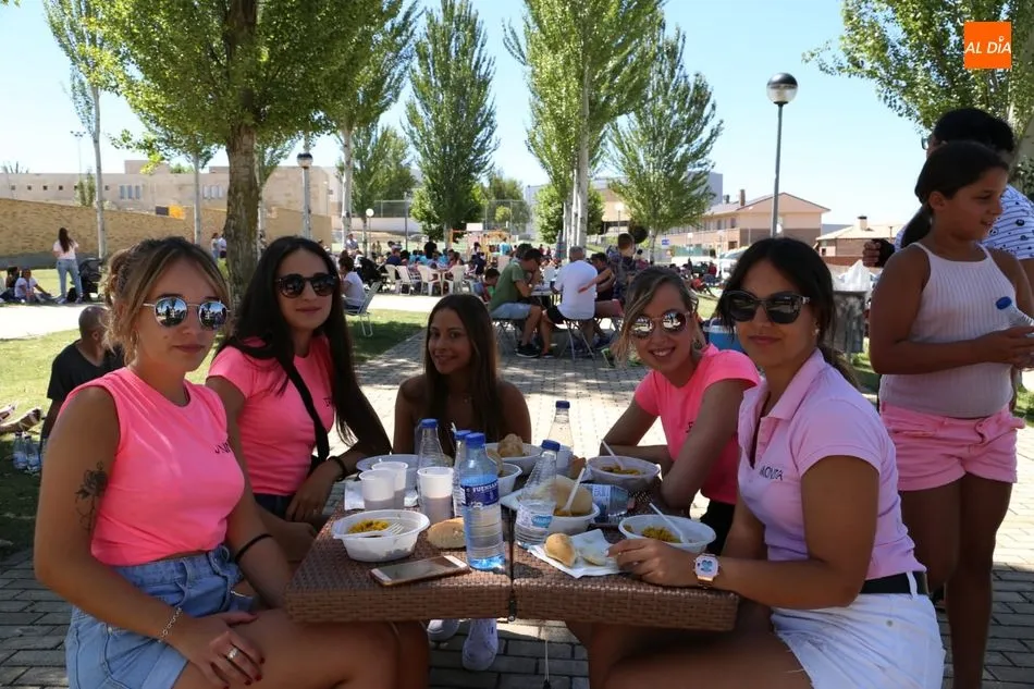 Foto 8 - Los vecinos de Villamayor despiden las fiestas con una gran paella solidaria