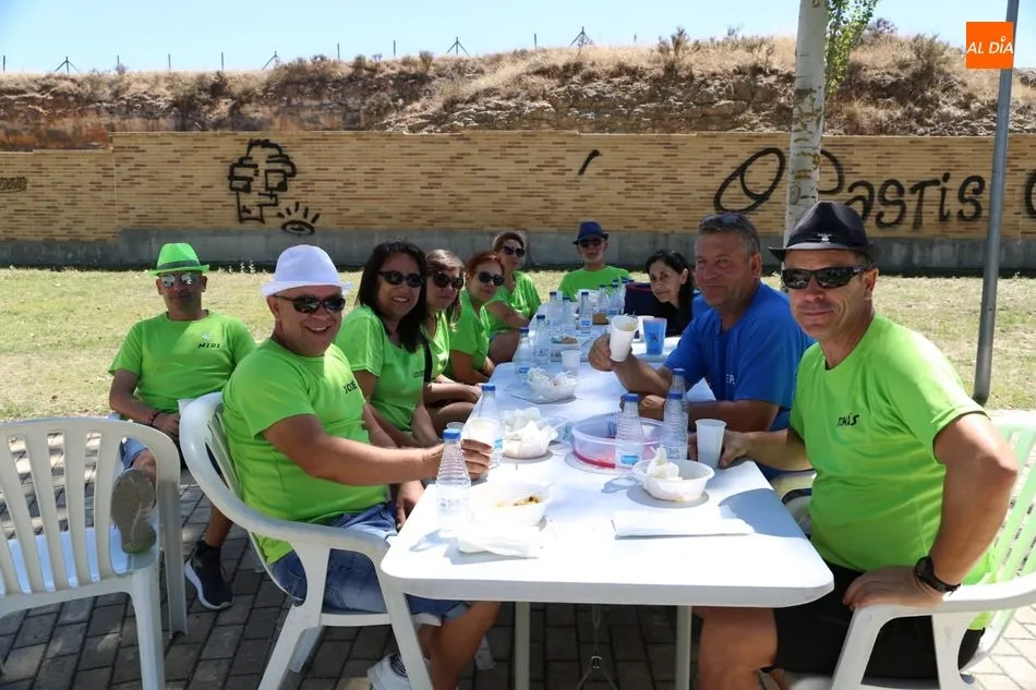 Foto 7 - Los vecinos de Villamayor despiden las fiestas con una gran paella solidaria