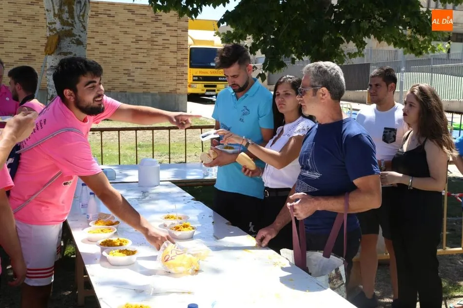 Foto 6 - Los vecinos de Villamayor despiden las fiestas con una gran paella solidaria