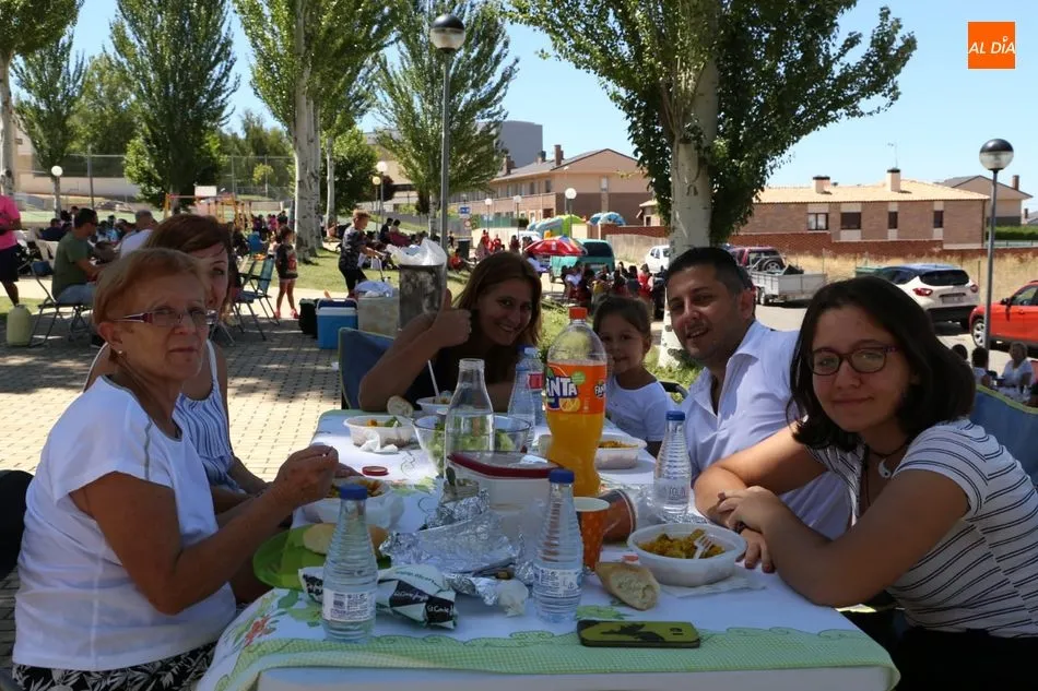 Foto 5 - Los vecinos de Villamayor despiden las fiestas con una gran paella solidaria