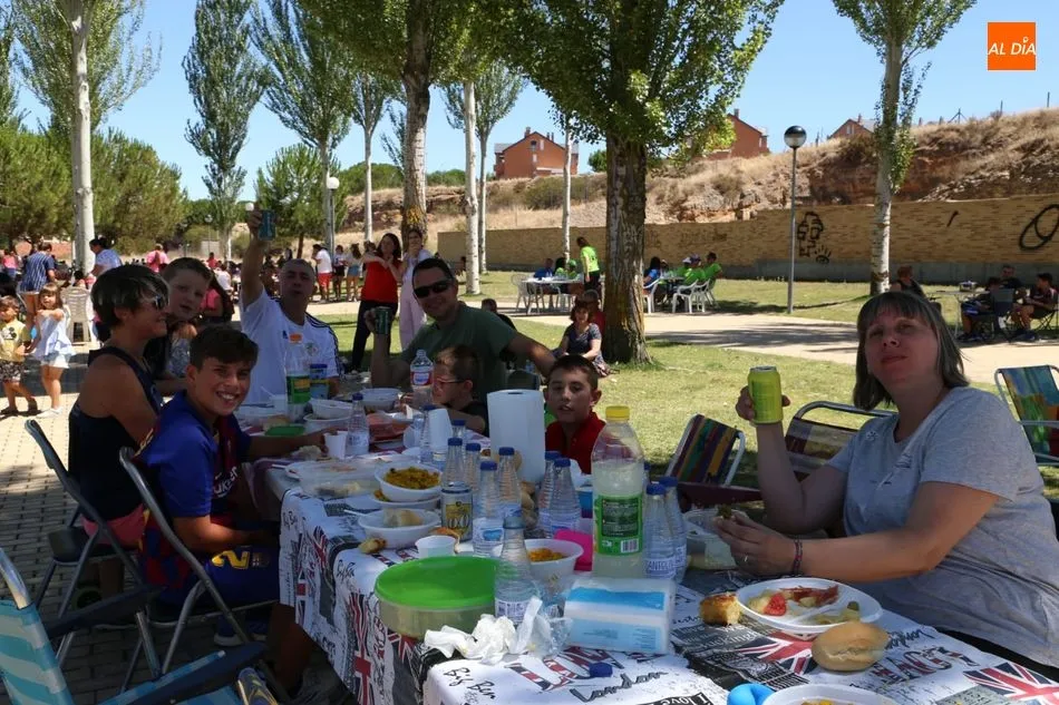 Foto 4 - Los vecinos de Villamayor despiden las fiestas con una gran paella solidaria