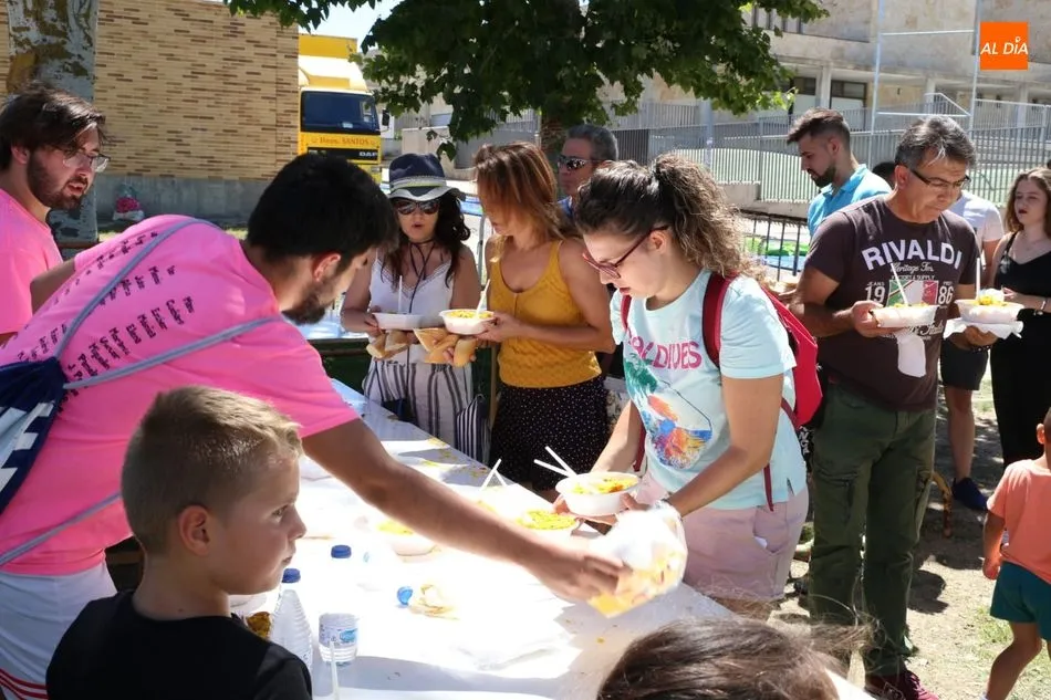 Foto 3 - Los vecinos de Villamayor despiden las fiestas con una gran paella solidaria