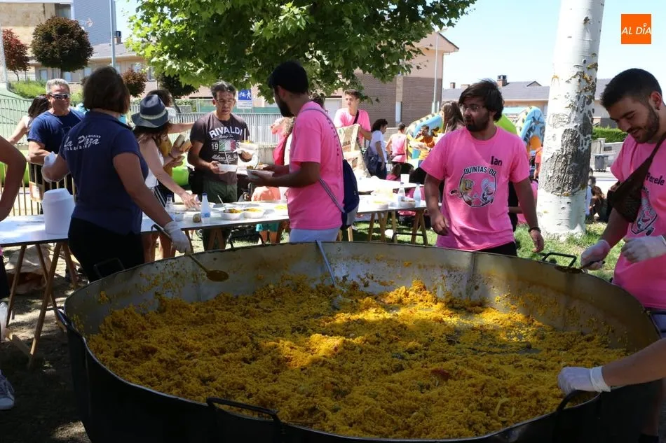 Foto 2 - Los vecinos de Villamayor despiden las fiestas con una gran paella solidaria
