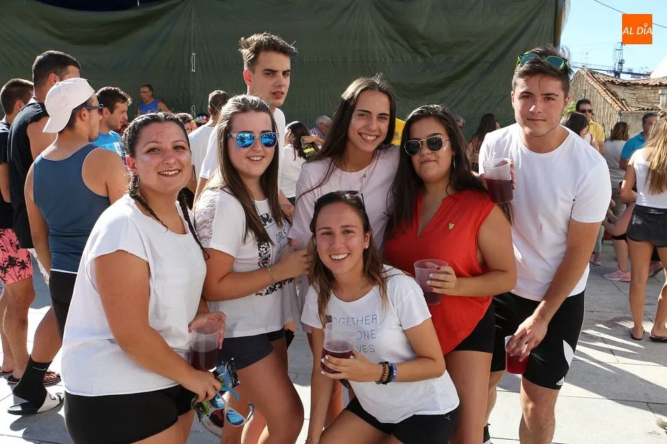 Foto 5 - Un chupinazo cargado de color mete a Ledrada de lleno en sus festejos